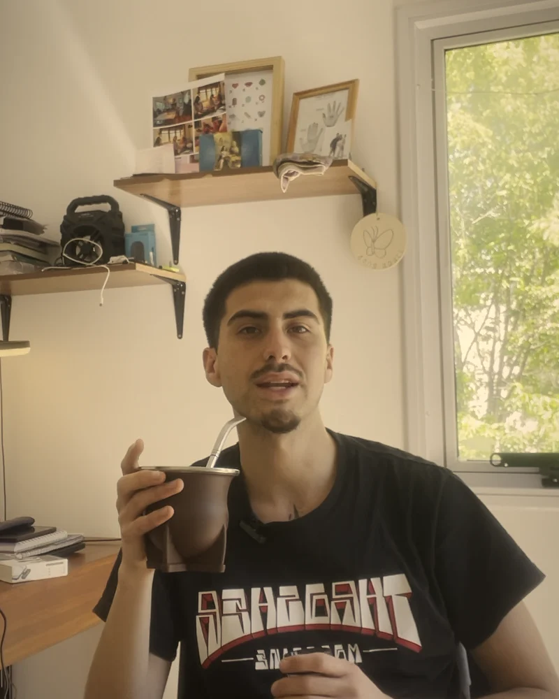 Bauti Messerschmidt con un mate, grabando en su escritorio